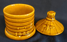 Lade das Bild in den Galerie-Viewer, HONIG SERVIERBEHÄLTER MIT DECKEL - Keramik / Steingut, Bienenstock Form Waben Biene Linien 1822 Aufdruck Relief Dekor