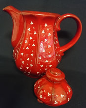 Lade das Bild in den Galerie-Viewer, KAFFEEKANNE MIT DECKEL - Keramik / Steingut, Punkte Dreier Kreise Senkrechte Balken Relief Motiv Dekor