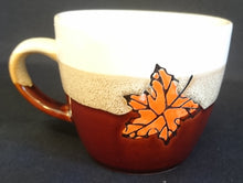 Lade das Bild in den Galerie-Viewer, 2er Set 2er KAFFFEGEDECKE - Keramik / Steingut, Streifen Sandiger Punkte Ahornblatt Motiv Dekor