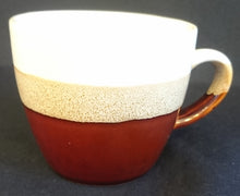 Lade das Bild in den Galerie-Viewer, KAFFFETASSE - Keramik / Steingut, Streifen Sandiger Punkte Ahornblatt Motiv Dekor