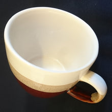 Lade das Bild in den Galerie-Viewer, 2er KAFFFEGEDECK - Keramik / Steingut, Streifen Sandiger Punkte Ahornblatt Motiv Dekor