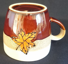 Lade das Bild in den Galerie-Viewer, KAFFFETASSE - Keramik / Steingut, Streifen Sandiger Punkte Ahornblatt Motiv Dekor