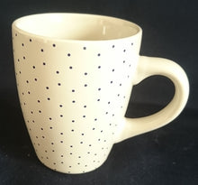 Lade das Bild in den Galerie-Viewer, KAFFEETASSE - Keramik / Steingut, Punkte Tupfen Kleckse Motiv Dekor