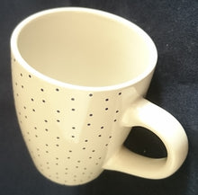 Lade das Bild in den Galerie-Viewer, KAFFEETASSE - Keramik / Steingut, Punkte Tupfen Kleckse Motiv Dekor