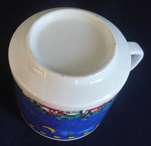 Lade das Bild in den Galerie-Viewer, KAFFEETASSE - Porzellan, Schlitten Rentier Weihnachtsmann Sterne Tannenbaum Bäume Mond Dorf Wald Motiv Dekor (BC)