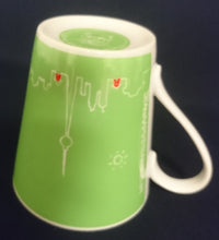 Lade das Bild in den Galerie-Viewer, KAFFEETASSE - Porzellan, Skyline Berlin Diana Apotheke Aufschrift Motiv Dekor (Grün)