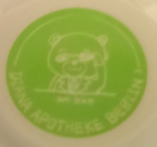 Lade das Bild in den Galerie-Viewer, KAFFEETASSE - Porzellan, Skyline Berlin Diana Apotheke Aufschrift Motiv Dekor (Grün)
