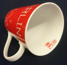 Lade das Bild in den Galerie-Viewer, KAFFEETASSE - Porzellan, Skyline Berlin Diana Apotheke Aufschrift Motiv Dekor (Rot)