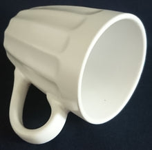 Lade das Bild in den Galerie-Viewer, KAFFEETASSE - Keramik / Steingut, Senkrechte Abgerundete Balken Relief Motiv Dekor