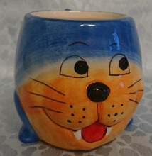 Lade das Bild in den Galerie-Viewer, KINDER GETRÄNKETASSE - Keramik / Steingut, Gesicht Robbe Seehund Form Motiv Relief Dekor (BC)