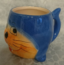 Lade das Bild in den Galerie-Viewer, KINDER GETRÄNKETASSE - Keramik / Steingut, Gesicht Robbe Seehund Form Motiv Relief Dekor (BC)