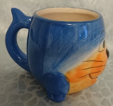 Lade das Bild in den Galerie-Viewer, KINDER GETRÄNKETASSE - Keramik / Steingut, Gesicht Robbe Seehund Form Motiv Relief Dekor (BC)