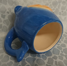 Lade das Bild in den Galerie-Viewer, KINDER GETRÄNKETASSE - Keramik / Steingut, Gesicht Robbe Seehund Form Motiv Relief Dekor (BC)