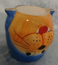 Lade das Bild in den Galerie-Viewer, KINDER GETRÄNKETASSE - Keramik / Steingut, Gesicht Robbe Seehund Form Motiv Relief Dekor (BC)