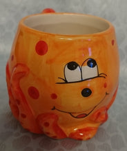 Lade das Bild in den Galerie-Viewer, KINDER GETRÄNKETASSE - Keramik / Steingut, Gesicht Kraken Octopus Form Motiv Relief Dekor (BC)
