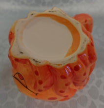 Lade das Bild in den Galerie-Viewer, KINDER GETRÄNKETASSE - Keramik / Steingut, Gesicht Kraken Octopus Form Motiv Relief Dekor (BC)