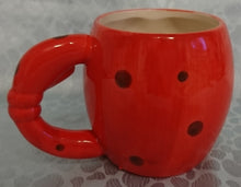 Lade das Bild in den Galerie-Viewer, KINDER GETRÄNKETASSE - Keramik / Steingut, Gesicht Krebs Hummer Languste Form Motiv Relief Dekor (BC)