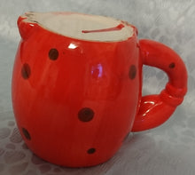 Lade das Bild in den Galerie-Viewer, KINDER GETRÄNKETASSE - Keramik / Steingut, Gesicht Krebs Hummer Languste Form Motiv Relief Dekor (BC)