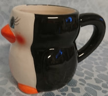 Lade das Bild in den Galerie-Viewer, KINDER GETRÄNKETASSE - Keramik / Steingut, Gesicht Pinguin Form Motiv Relief Dekor (BC)