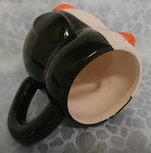 Lade das Bild in den Galerie-Viewer, KINDER GETRÄNKETASSE - Keramik / Steingut, Gesicht Pinguin Form Motiv Relief Dekor (BC)