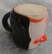 Lade das Bild in den Galerie-Viewer, KINDER GETRÄNKETASSE - Keramik / Steingut, Gesicht Pinguin Form Motiv Relief Dekor (BC)