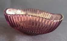 Lade das Bild in den Galerie-Viewer, KLEINE BEILAGENSCHÜSSEL - Hartglas, Linien Wölbungen Relief Motiv Dekor