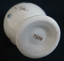 Lade das Bild in den Galerie-Viewer, KÄNNCHEN BLUMENVASE - Porzellan, Flora Fauna Tiere Insekten Käfer Schmetterlinge Goldrand Linien Motiv Dekor