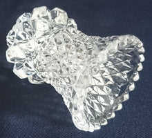 Lade das Bild in den Galerie-Viewer, KLEINE BLUMENVASE - Kristallglas, Geschliffen Quadratisch Karo Gezackter Rand Relief Dekor