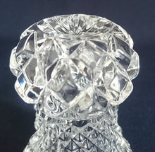 Lade das Bild in den Galerie-Viewer, KLEINE BLUMENVASE - Kristallglas, Geschliffen Quadratisch Karo Gezackter Rand Relief Dekor