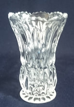 Lade das Bild in den Galerie-Viewer, KLEINE BLUMENVASE - Kristallglas, Streifen Balken Linien Stern Gezackter Rand Relief Dekor