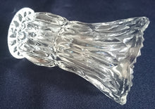 Lade das Bild in den Galerie-Viewer, KLEINE BLUMENVASE - Kristallglas, Streifen Balken Linien Stern Gezackter Rand Relief Dekor