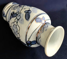 Lade das Bild in den Galerie-Viewer, KLEINE BLUMENVASE - Porzellan, Goldlinien Striche Blatt Blätter Blüten Pflanzen Motiv Dekor