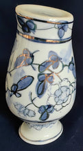 Lade das Bild in den Galerie-Viewer, KLEINE BLUMENVASE - Porzellan, Goldlinien Striche Blatt Blätter Blüten Pflanzen Motiv Dekor