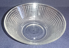 Lade das Bild in den Galerie-Viewer, SALATSCHALE - Hartglas, Karo Gitternetz Linien Relief Motiv Dekor