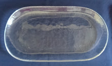 Lade das Bild in den Galerie-Viewer, KUCHENPLATTE - Recyceltes Hartglas , Abstrakt Linien Motiv Gepresst Dekor (nBC)