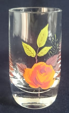 Lade das Bild in den Galerie-Viewer, SHOT~ SCHNAPS~ GETRÄNKEGLAS - Hartglas, Flora Rosen Blumenblüte Blatt Blätter Motiv Dekor