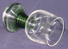 Lade das Bild in den Galerie-Viewer, 2er Set LIKÖR~ RÖMERGLÄSER - Hartglas, Relief Stiel Traditionell Form Motiv Dekor