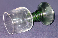 Lade das Bild in den Galerie-Viewer, LIKÖR~ RÖMERGLAS - Hartglas, Relief Stiel Traditionell Form Motiv Dekor