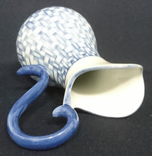 Lade das Bild in den Galerie-Viewer, MILCHKÄNNCHEN - Porzellan, Korbgeflecht Linien Rand Motiv Dekor