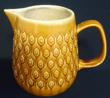 Lade das Bild in den Galerie-Viewer, MILCH~ GETRÄNKEKANNE - Keramik / Steingut, Karo Quadrat Punkte Relief Motiv Dekor (BC)