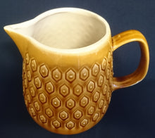 Lade das Bild in den Galerie-Viewer, MILCH~ GETRÄNKEKANNE - Keramik / Steingut, Karo Quadrat Punkte Relief Motiv Dekor (BC)