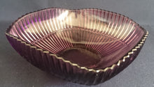 Lade das Bild in den Galerie-Viewer, MITTELGROßE BEILAGENSCHÜSSEL - Hartglas, Linien Wölbungen Relief Motiv Dekor