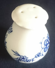 Lade das Bild in den Galerie-Viewer, 2er Set SALZ~ & PFEFFERSTREUER - Porzellan, Zwiebelmuster Art Motiv Dekor