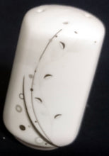 Lade das Bild in den Galerie-Viewer, 2er Set SALZ~ & PFEFFERSTREUER - Porzellan, Flora Abstrakt Grashalme Blatt Blätter Motiv Dekor