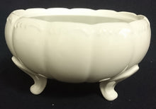 Lade das Bild in den Galerie-Viewer, PRALINIEN~ BONBONIERENDOSE MIT DECKEL - Porzellan, Abstrakt Wellen Linien Relief Rand Motiv Dekor