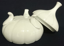 Lade das Bild in den Galerie-Viewer, PRALINIEN~ BONBONIERENDOSE MIT DECKEL - Porzellan, Abstrakt Wellen Linien Relief Rand Motiv Dekor