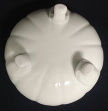 Lade das Bild in den Galerie-Viewer, PRALINIEN~ BONBONIERENDOSE MIT DECKEL - Porzellan, Abstrakt Wellen Linien Relief Rand Motiv Dekor