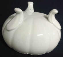 Lade das Bild in den Galerie-Viewer, PRALINIEN~ BONBONIERENDOSE MIT DECKEL - Porzellan, Abstrakt Wellen Linien Relief Rand Motiv Dekor