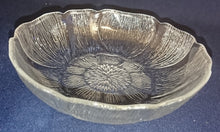 Lade das Bild in den Galerie-Viewer, DESSERTSCHALE - Hartglas, Flora Blüten Blatt Blätter Fasern Motiv Dekor