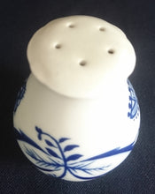 Lade das Bild in den Galerie-Viewer, PFEFFERSTREUER - Porzellan, Zwiebelmuster Art Motiv Dekor